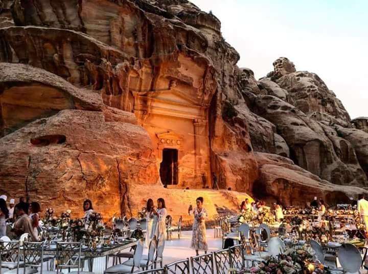 Visites et excursions privées et en groupe d'une journée en Jordanie d'Amman Mer Morte Aqaba à Petra Wadi Rum Jerash Ajloun Madaba Mont Nebo Wadi Al Mujib Ajloun Umm Qais Visite de la ville d'Amman Châteaux du désert